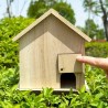Holz-Vogelhaus mit Zaun