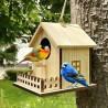 Holz-Vogelhaus mit Zaun