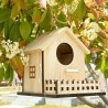 Holz-Vogelhaus mit Zaun