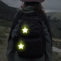 2 Stück fluoreszierend gelbe Sterne Reflektoren – mit Kugelkette