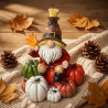 Herbstliche Zwergfigur mit Kürbissen aus Kunstharz – 15 cm